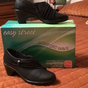 Size 6 Women’s Easy Street Women's Black Comfort Wave Shoes